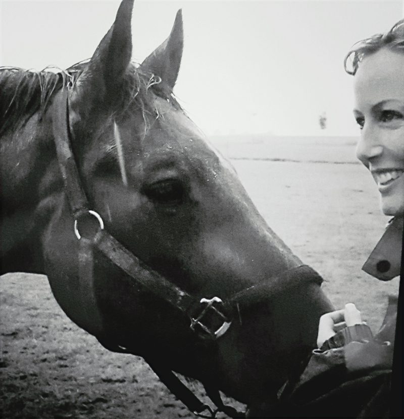 Portrait in Schwarz-Weiß mit Pferd